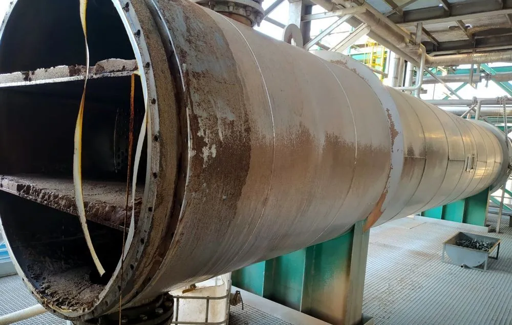 Componente industrial con corrosión antes de una intervención