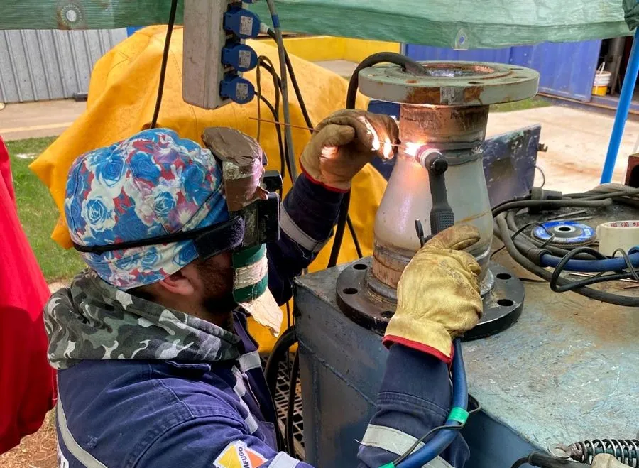 Personal de SG realizando un trabajo sobre una brida
