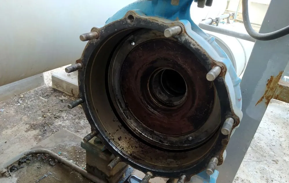 Carcasa de bomba con corrosión en una obra de SG Servicios