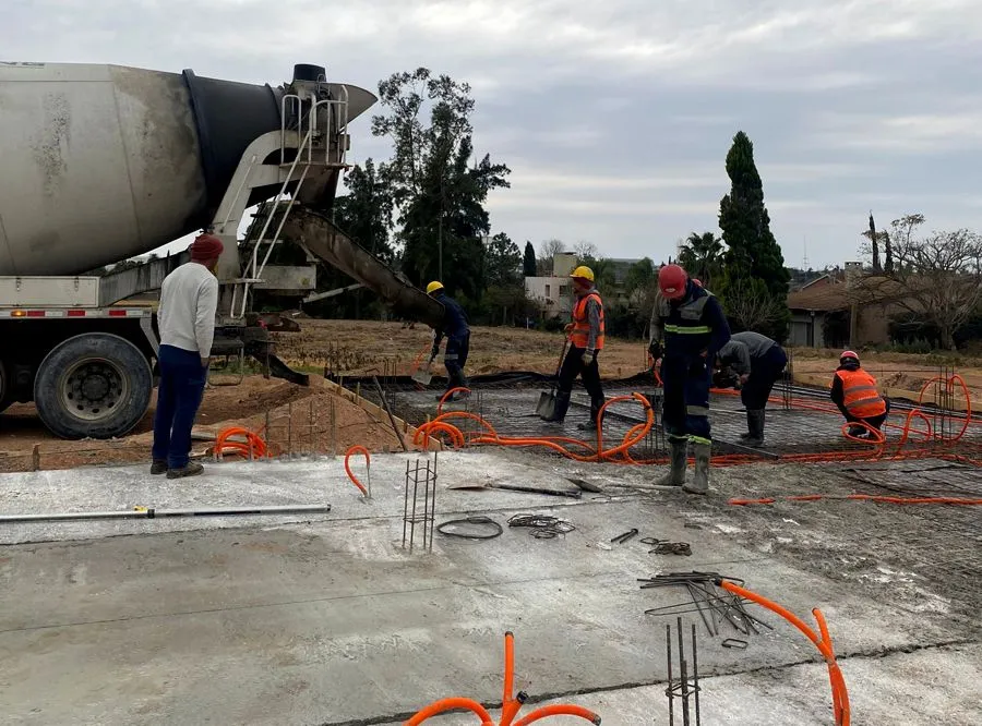 Cuadrilla de SG Servicios hormigonando en obra